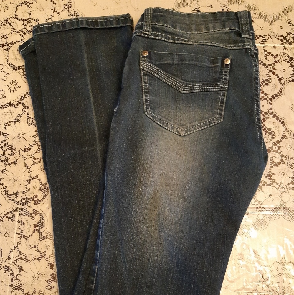 Bongo Stright Leg  Distressed Jean's Size 7